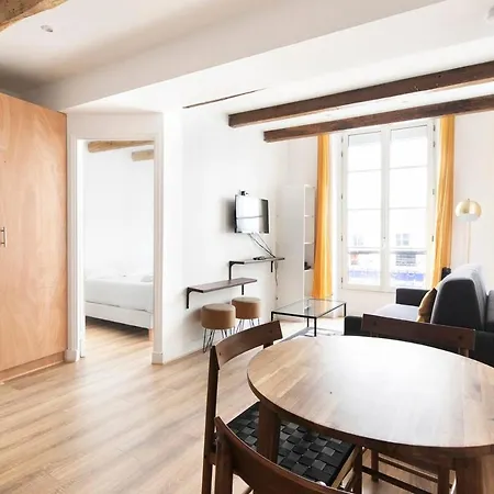 Pour 4 Voyageurs Dans Le Marais * Paris